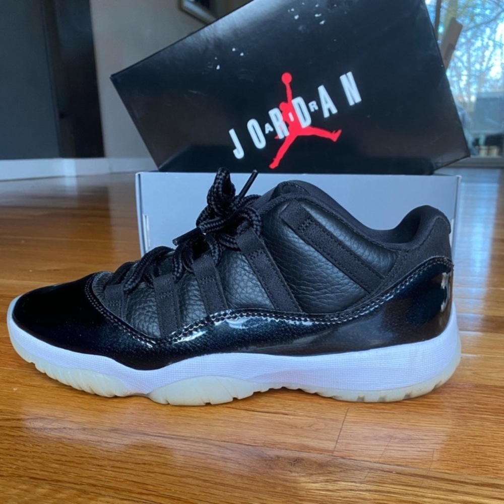 Jordan 11s, only worn 3 times. They come with force fields to prevent creasing